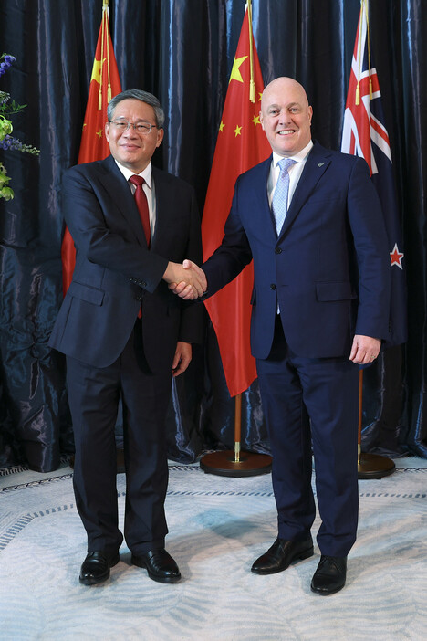 ニュージーランド（ＮＺ）を訪問した中国の李強首相（左）は１３日、首都ウェリントンでラクソン首相と会談し、両国間の貿易や投資、人的交流を拡大することで一致した。