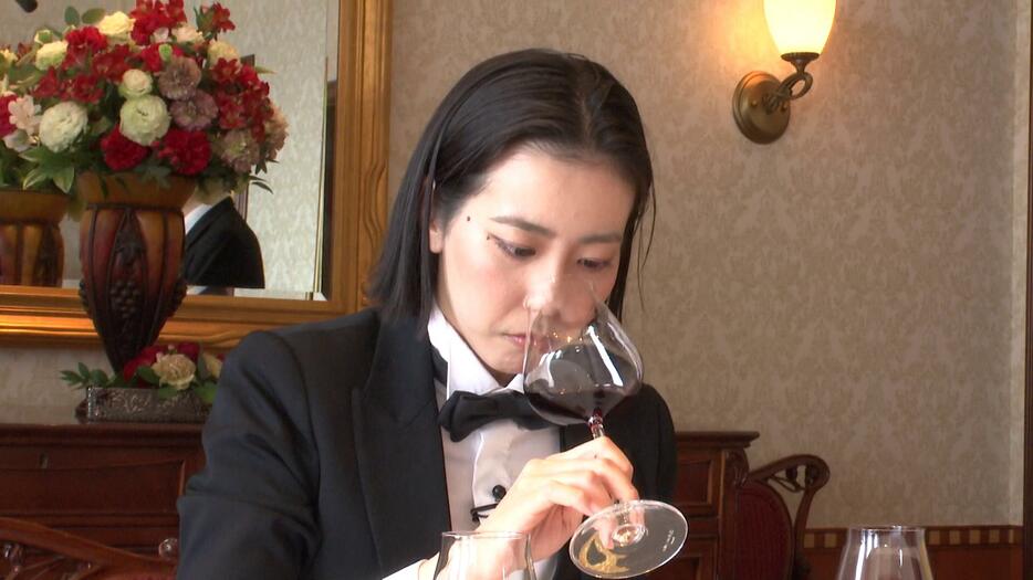 ワインをチェックする古田さん