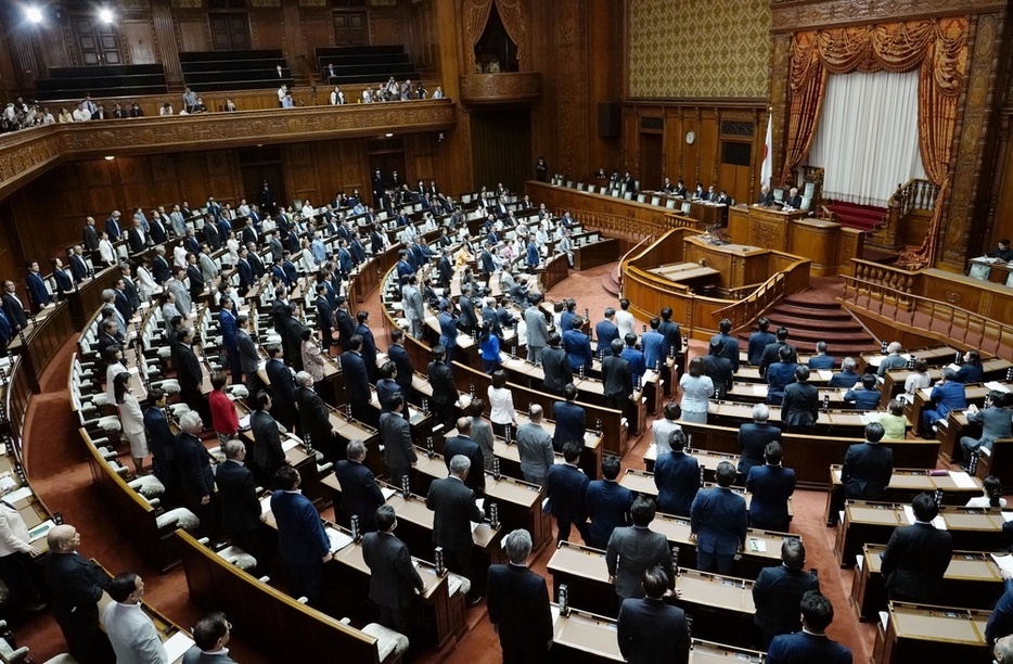 改正政治資金規正法が可決、成立した参院本会議＝19日