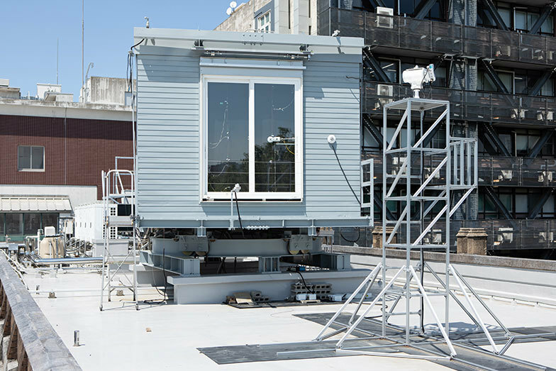 工学部の建物の屋上には、断熱効果を実験するためのハウスを設置。土台が回転するようになっており、あらゆる方角に窓の向きを変えることで日照条件を変更しながら日射取得や暖冷房熱負荷などの測定ができる（写真撮影／片山貴博）