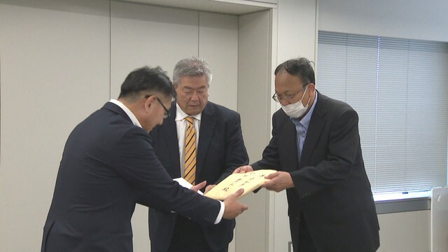 署名提出の様子　香川県庁
