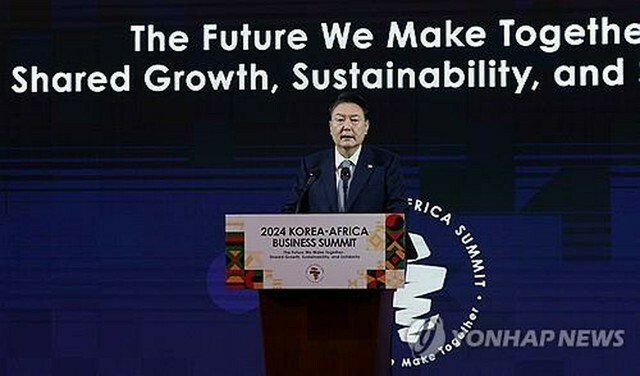 韓国・アフリカビジネスサミットの開会式で基調演説を行う尹大統領＝5日、ソウル（聯合ニュース）