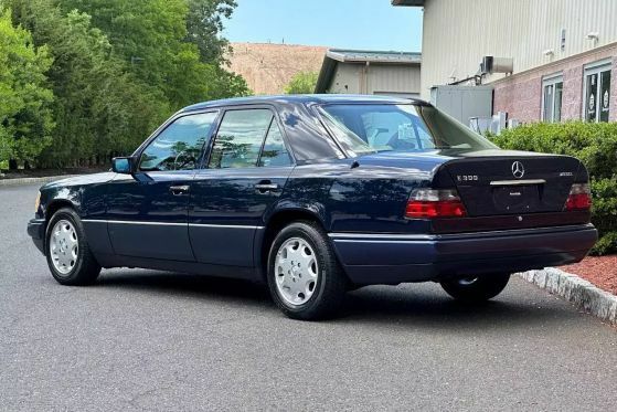 ミッドナイトブルーの1994年型W124は、まるで新車のようだ！