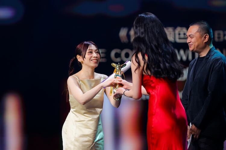 第26回上海国際映画祭の授賞式でトロフィーを受け取る山田尚子。