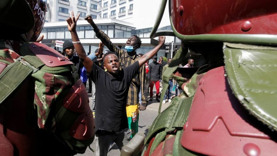 警官隊と対峙するデモ参加者＝２５日、ケニア首都ナイロビ