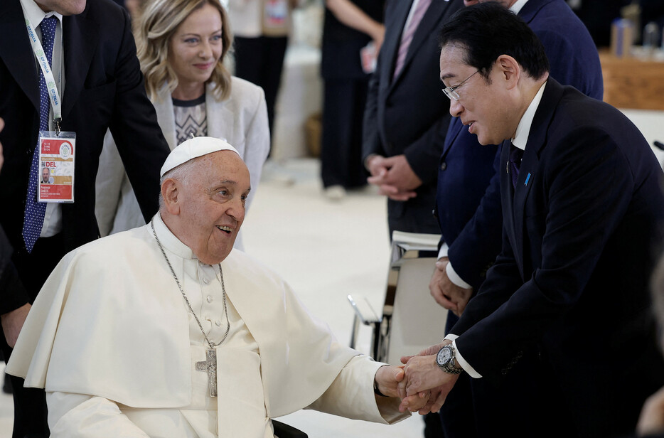 先進７カ国首脳会議（Ｇ７サミット）は１４日（日本時間同）、イタリア南部プーリア州で２日目の討議を行った。写真は、フランシスコ・ローマ教皇（左）と岸田文雄首相。