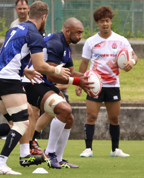 練習するラグビー日本代表のリーチ（右から2人目）＝東京都内