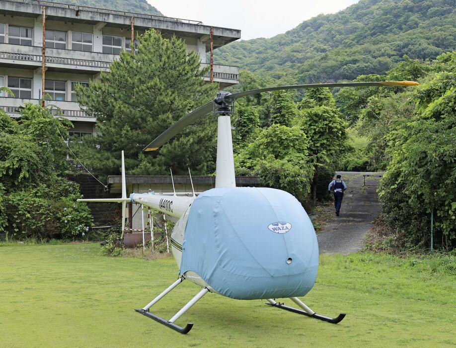 10日に相生学院高のグラウンドに緊急着陸したヘリコプター＝11日午前、兵庫県相生市