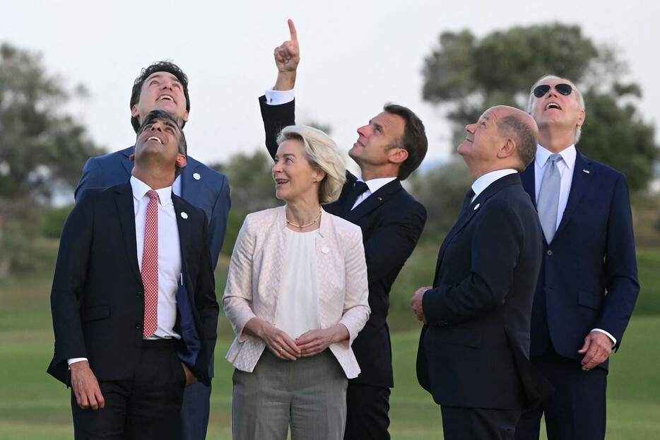 スナク英首相（前列左）、フランスのマクロン大統領（後列中央）、ドイツのショルツ首相（前列右）＝１３日、イタリア南部プーリア州