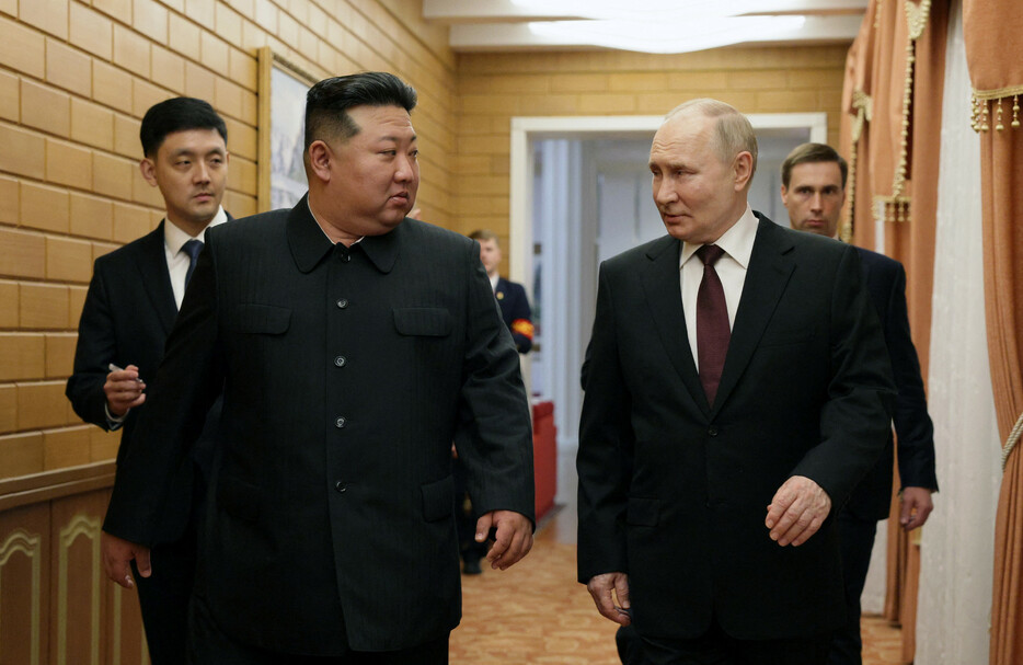 ロシアのプーチン大統領と北朝鮮の金正恩朝鮮労働党総書記は１９日、平壌で会談した。写真は並んで歩く正恩氏（左）とプーチン氏。