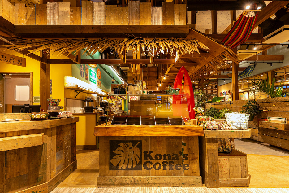 コーヒーの自家焙煎もコナズ珈琲のこだわり。入店すると焙煎の香りが出迎えてくれる（KONA’S提供）