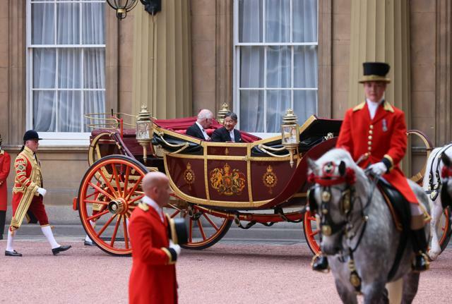 バッキンガム宮殿に馬車で到着した天皇陛下とチャールズ国王=2024年6月25日午後0時39分、ロンドン、嶋田達也撮影