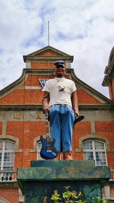 ロック風に「おめかし」をされた台北市立建国高校内の蒋介石像（同校第76期生卒業式準備委員会提供）