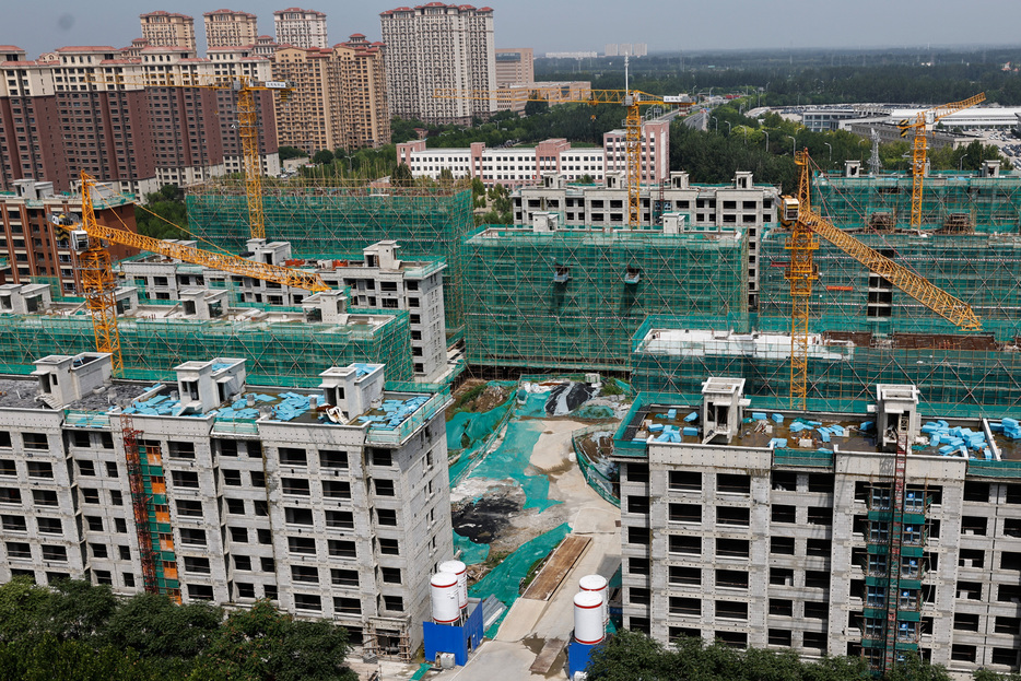 　６月１６日、中国国家統計局が発表した１─５月の不動産投資は前年同期比１０．１％減と、１─４月の９．８％から減少ペースが加速した。写真は集合住宅の建設現場。中国の天津で昨年８月撮影（２０２４　ロイター／Tingshu Wang）