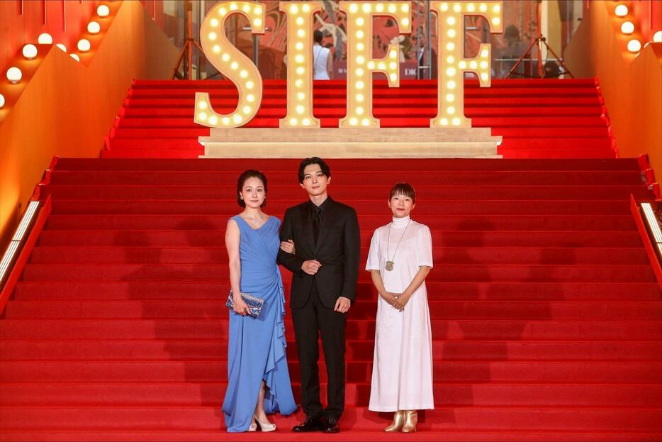 　上海国際映画祭のレッドカーペットに登場した（左から）忍足亜希子、吉沢亮、呉美保監督