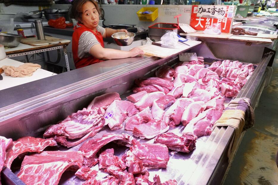 北京市内の市場に並ぶ豚肉＝5月（共同）