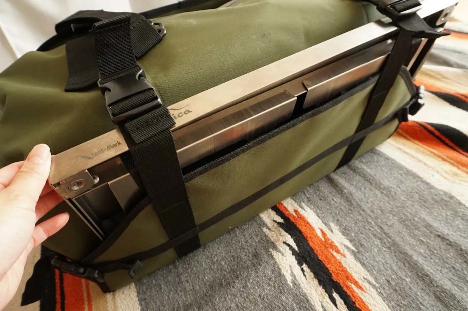 テーブルはバッグの底に詰めると、積載の際に土台の役割をしてくれて荷物が安定します。このバッグは底にテーブルを外付けできるつくりになっているので、バッグの中には詰めず、こうなります。
