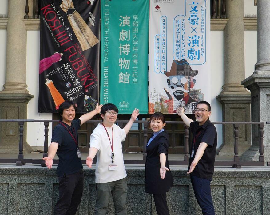 早稲田大学演劇博物館前で、東北大学准教授の赤井紀美さん（右から2人目）