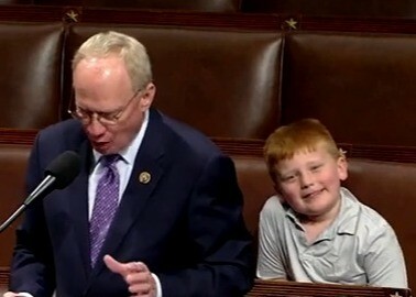米下院で共和党のジョン・ローズ議員が演説していたところ議員の息子が次々と変顔を披露（ロイター）
