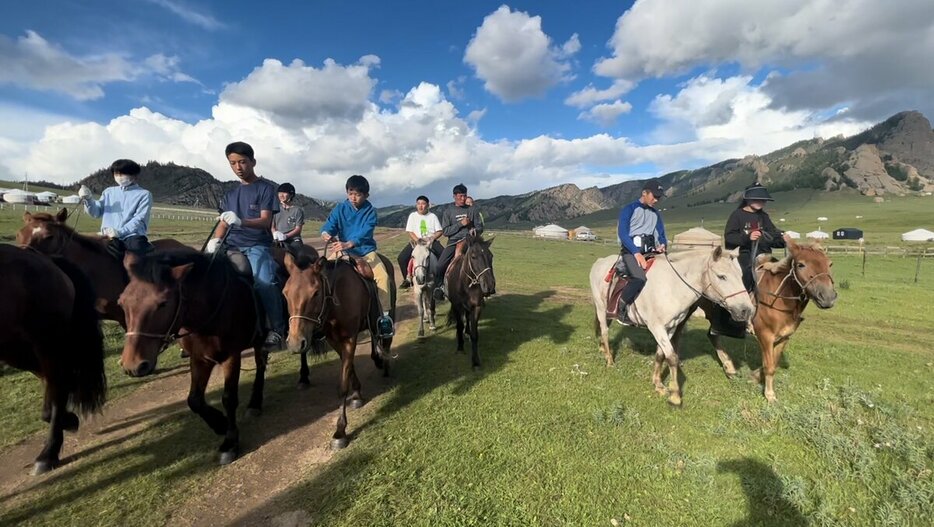 モンゴルでは乗馬も体験する。同じアジアでも全く異なる文化を体験する貴重な機会だ（写真：佼成学園中学校・高等学校提供）
