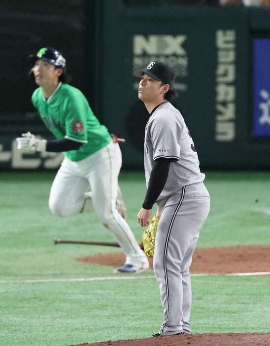 巨人・高梨雄平は八回、ヤクルト・長岡秀樹に三塁打を許した。ここから３失点（撮影・塩浦孝明）