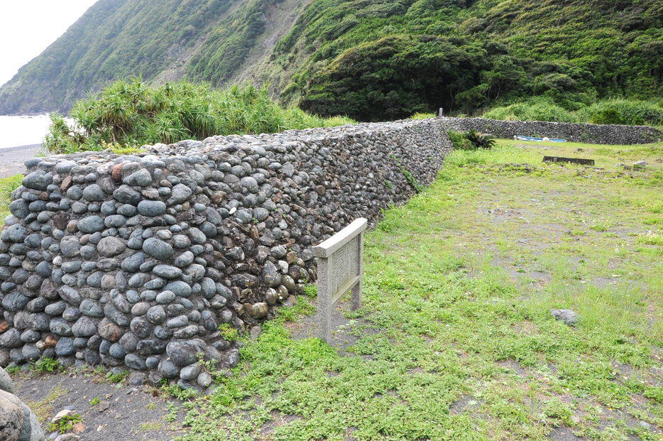 市文化財に指定された青久の防波壁＝2022年10月19日、鹿児島県奄美市住用町青久