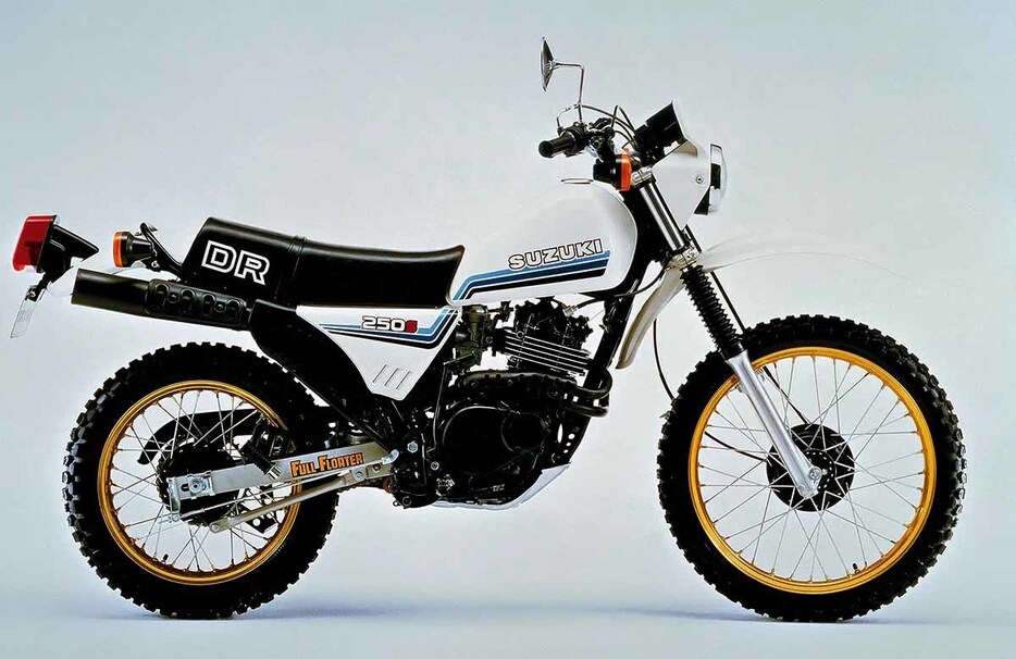 スズキ初の4ストローク250ccオフローダーとして1982年に登場したDR250Sは、4バルブのTSCCエンジンやリアのリンク式のフルフローターサスペンションなど当時最新の装備を与えられた高性能モデルだった。