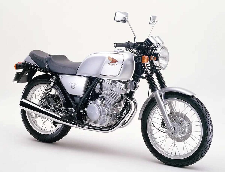 1983年に発売されたホンダGB250クラブマンは、レーサーレプリカ全盛の時代に250ccクラスにおいて孤高の存在として存在。1990年台に入って、ネオクラシックブームで世間がその存在に追いついたと言えるだろう。