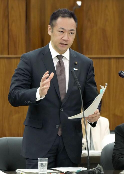 参院政治改革特別委で答弁する自民党の鈴木馨祐氏＝10日午前