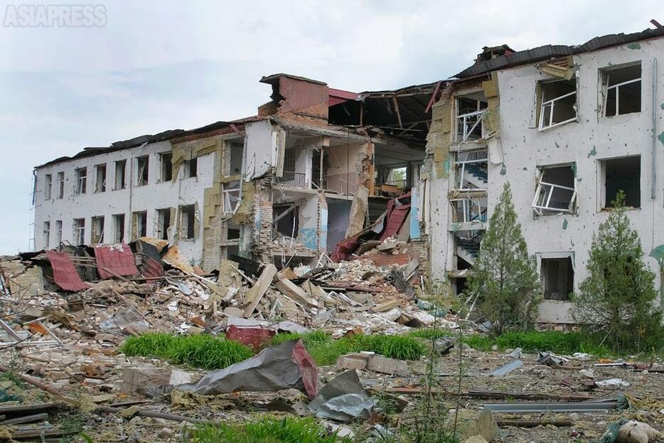 南東部オリヒウは、ロシア軍がすぐ先に迫る。激しい砲撃下にあり、住民のほとんどは脱出して避難。町は廃墟と化していた。写真は破壊された学校で、崩れた壁から教室がむき出しになっている。（2023年5月・オリヒウ：撮影・玉本英子）