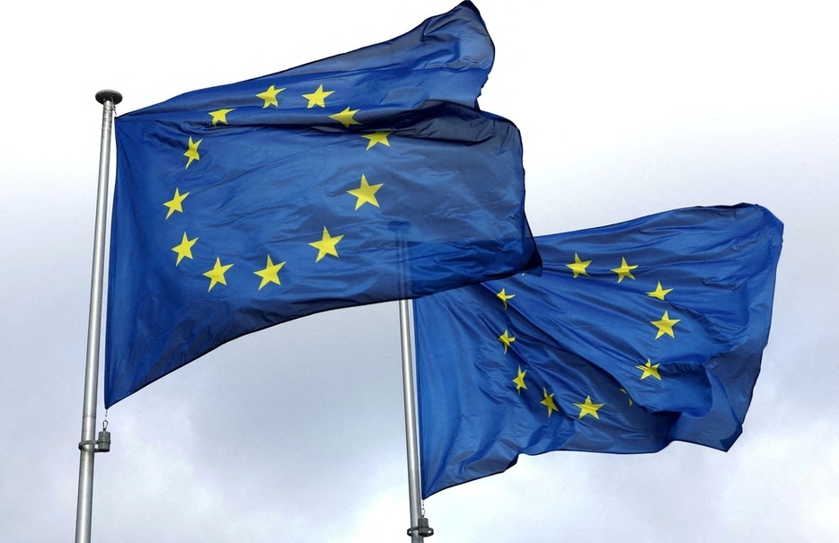 EU欧州委員会本部にはためくEUの旗＝2023年2月、ブリュッセル（ロイター＝共同）
