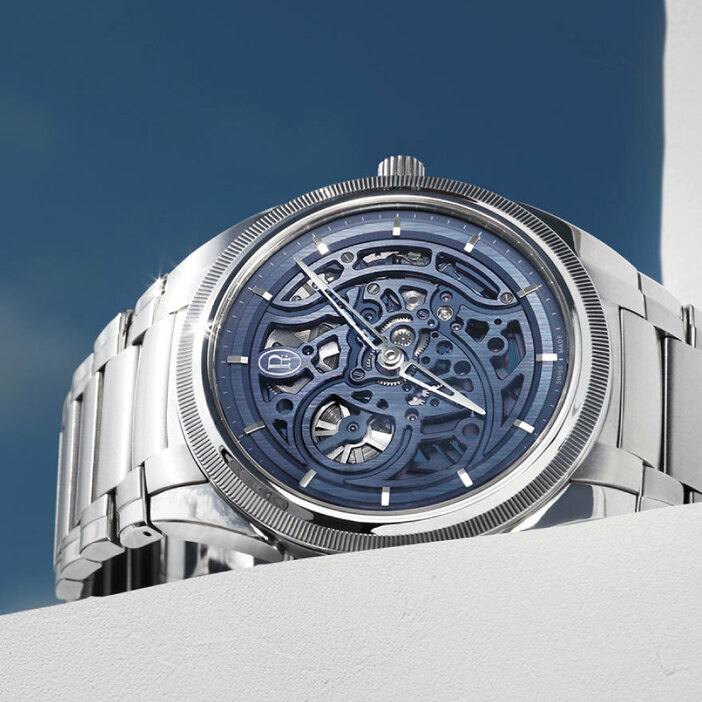 最高級の腕時計作りにこだわるスイスの独立系ブランド“パルミジャーニ・フルリエ”は、2年前に類を見ないスケルトン仕様で驚きをもって迎えられたコレクション“トンダ PF スケルトン”にオールプラチナ製の高貴なモデルを追加した。