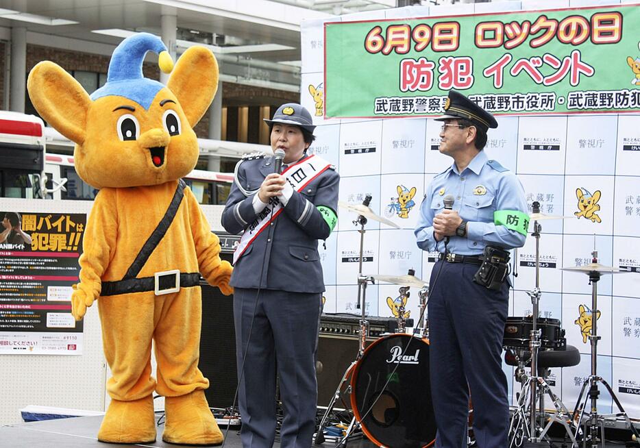 警視庁武蔵野署の一日署長として、菅野修司署長（右）と防犯イベントに登場したお笑いトリオ「森三中」の大島美幸さん＝9日午後、東京都武蔵野市の吉祥寺駅前