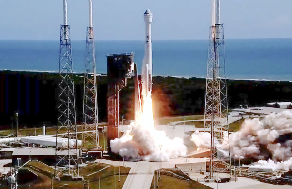フロリダ州のケープカナベラル宇宙軍基地から打ち上げられるボーイングの新型宇宙船「スターライナー」を搭載したロケット＝5日（NASAテレビから）
