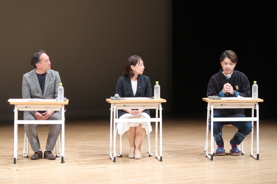 地方創生フォーラム第2部で意見交換する（左から）小野貴史さん、岡野涼子さん、本野雅幸さん