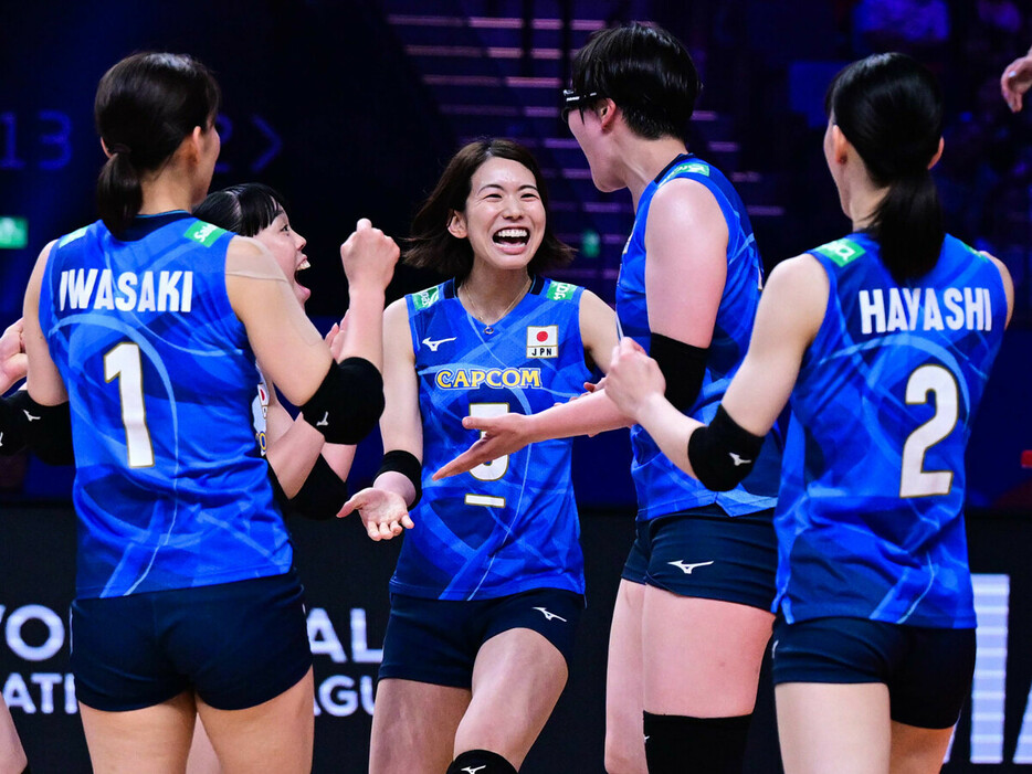 得点が決まって喜ぶ主将の古賀紗理那（中央）ら女子日本代表の選手たち photo by FIVB