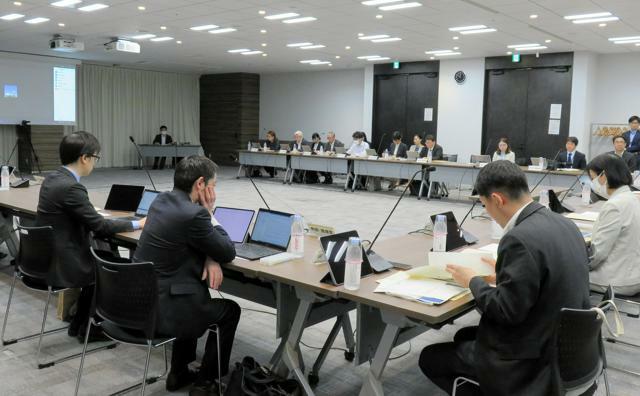 厚生年金の適用拡大について議論した有識者らの会合＝2024年6月11日、東京都港区