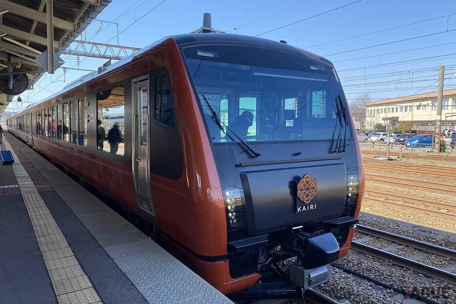 新潟駅と酒田駅を結ぶ観光列車「海里」。臨時快速列車のため、別途指定席券を購入することで青春18きっぷでも乗車が可能だ