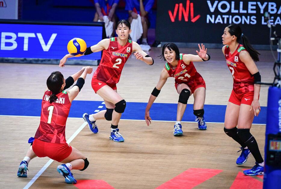 ドミニカ共和国戦でプレーする日本の選手＝マカオ（Volleyball　World提供）