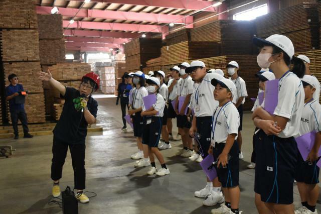 吉田産業を訪問し工場を見学する飫肥中１年生