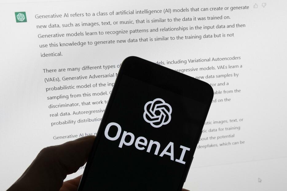 チャットGPTの結果が表示されたパソコン画面と、携帯電話上のオープンAIのロゴ（AP＝共同）