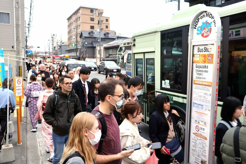 「市民が乗れない京都市バス」と揶揄されるほどの混雑ぶり