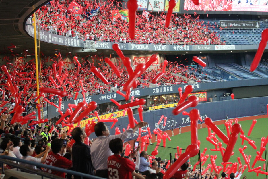 2018年の京セラドームの交流戦では広島ファンがジェット風船を飛ばしていた