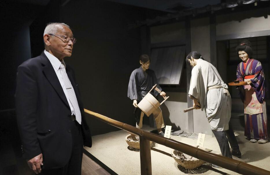 吉田松陰歴史館について説明する松陰神社の上田俊成名誉宮司＝13日、山口県萩市