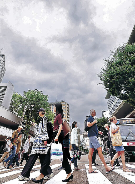 どんよりとした曇り空の下を行き交う人＝２１日午前１０時半、金沢市武蔵町