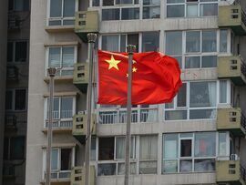 北京の住宅前に掲げられた中国国旗