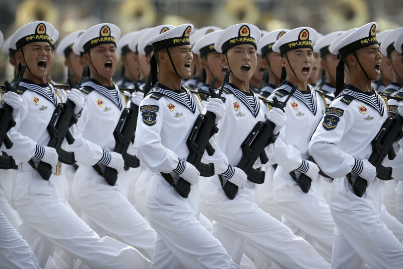 建国70周年式典で行進する中国人民解放軍＝北京で2019年10月、AP