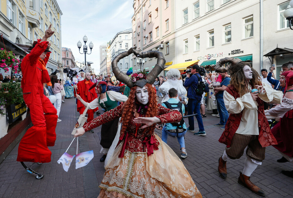 ２４日、モスクワのアルバート通りで行われたパレードの様子。ロシアの舞台演劇やオペラなどを対象とする国家劇場賞の授賞式前のイベントで、派手な衣装に身を包んだ大道芸人が参加した。