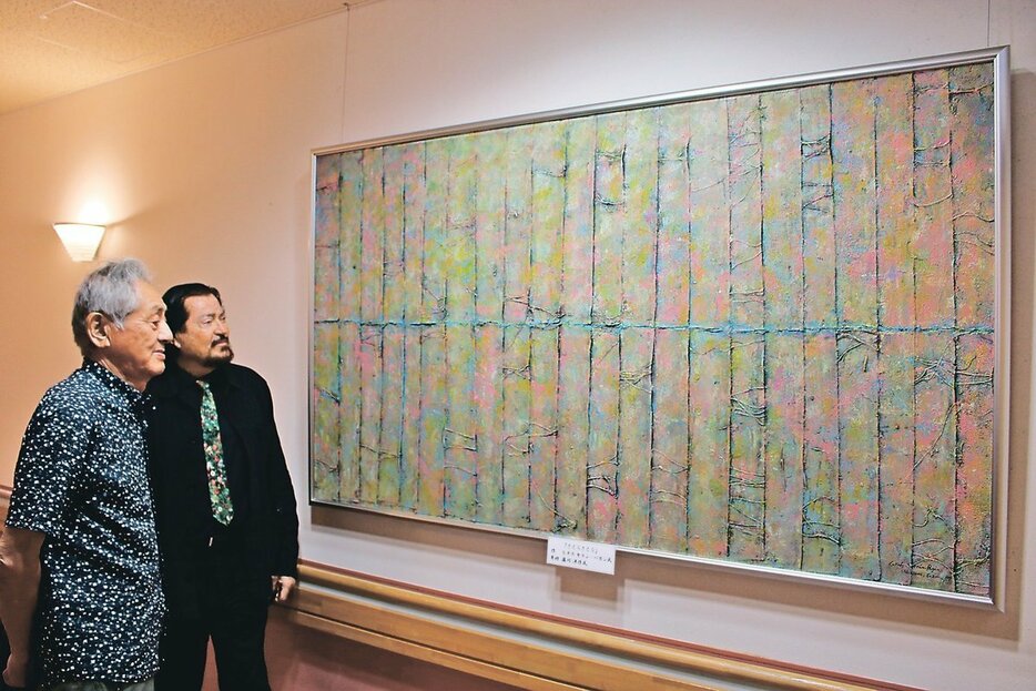 内川で生み出した作品「さくらさくら」を鑑賞するパガンさん（左から２人目）と藤川さん