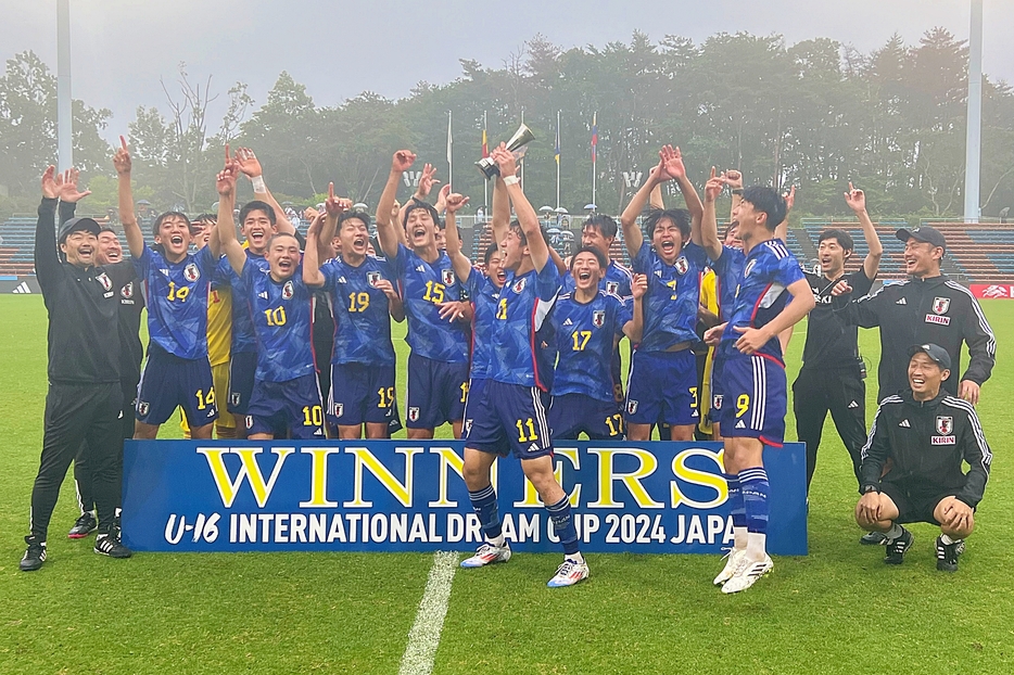 3戦全勝で優勝を飾ったU16日本代表（写真◎川端暁彦）